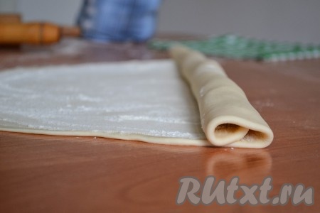 Для того чтобы раскатанное тесто было легче нарезать, свернуть его рулетом. Прижимать или туго сворачивать не нужно.
