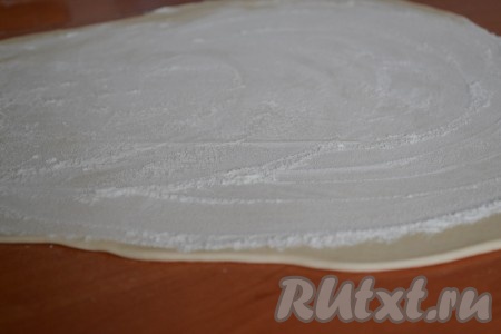 Сверху раскатанное тесто обильно присыпать мукой.
