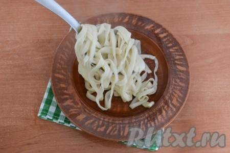 Нежную и вкусную постную лапшу выложить на блюдо.
