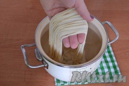 В закипевшую воду или овощной бульон всыпать по вкусу соль и выложить нарезанную или высушенную лапшу, перемешать. После закипания уменьшить огонь, варить 2-3 минуты, затем откинуть лапшу на дуршлаг.
