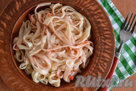 Чтобы вареная лапша не слиплась, нужно добавить любой овощной соус или немного растительного масла и перемешать. Горячую лапшу сразу подавать на стол. Домашняя лапша, приготовленная по этому рецепту без добавления яиц, получается такой вкусной, что вам захочется её готовить не только в дни Поста.
