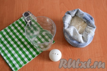 Подготовить необходимые ингредиенты для приготовления домашней лапши без яиц. 