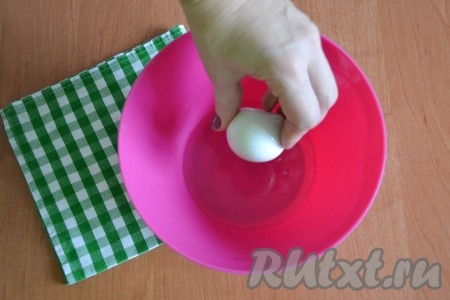 В глубокую миску влить теплую воду и всыпать соль. 