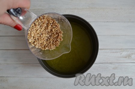 Перловую крупу я предварительно не замачивала. Перловку необходимо промыть и всыпать в бульон (или воду) в чашу мультиварки, крышку закрыть, варить на функции "Суп" 45 минут. Если предварительно замочить крупу на 2-3 часа, то время варки в мультиварке сократится до 30 минут.