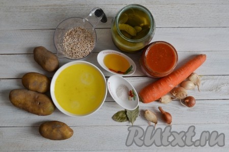 Подготовить необходимые ингредиенты для приготовления рассольника с перловкой и солеными огурцами в мультиварке.