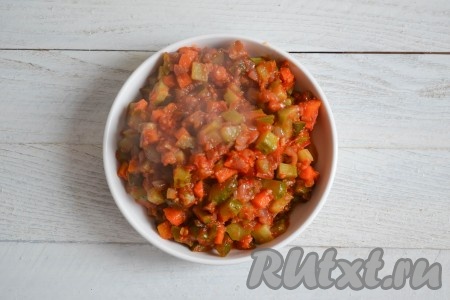 Насыщенная, ароматная и густая заправка готова. Выложить её в мисочку. 