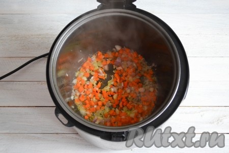 Для начала приготовим овощную заправку. Для этого необходимо в чашу мультиварки влить растительное масло и прогреть 1 минуту. Лук и морковь очистить, нарезать мелкими кубиками, всыпать в чашу и, помешивая, обжарить в течение 2-3 минут (до мягкости).
