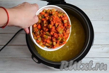 Сразу же за ним выложить овощную заправку. 