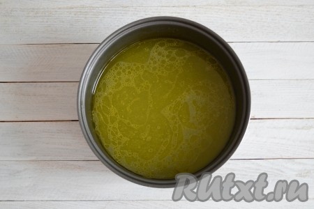 Для приготовления рассольника я использовала куриный бульон, но его можно заменить на овощной бульон или на обычную воду. Налить бульон (или воду) в чашу мультиварки.
