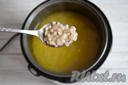 Вот и готова уже перловая крупа. Она не разварилась, но стала мягкой и нежной. 