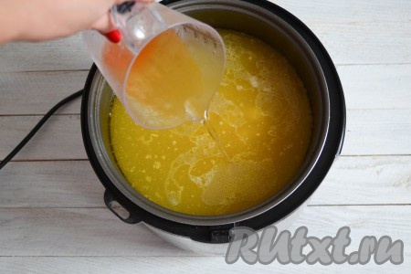 Затем влить огуречный рассол, предварительно процеженный через мелкое сито.
