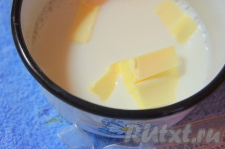 В сотейник добавить молоко, масло.