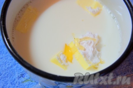 Добавить сахарную пудру, мёд, поставить на средний огонь и варить сливочную массу в течение 20 минут при (!) постоянном помешивании до загустения. Масса должна приобрести приятный карамельный цвет.