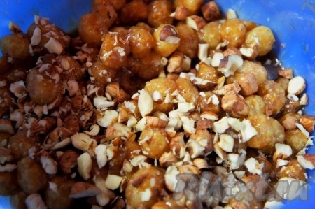 Полученную сливочно-карамельную массу снять с огня. Добавить какао, тщательно перемешать. Добавить кукурузные палочки, нарезанные орехи, перемешать.
