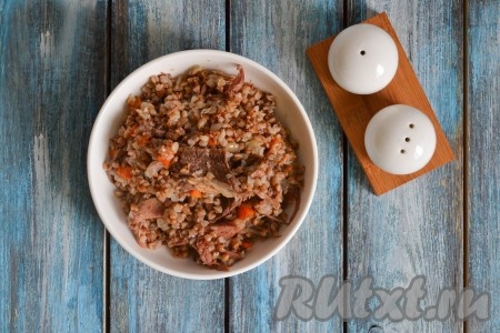 Перед подачей на стол аккуратно перемешать гречку с тушенкой, переложить из кастрюли на блюдо и подать к столу.
