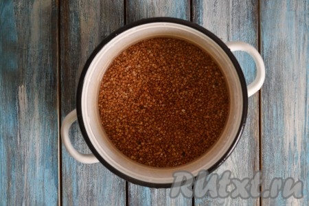 Гречневую крупу необходимо перебрать от мусора, выложить в кастрюлю и залить холодной водой.
