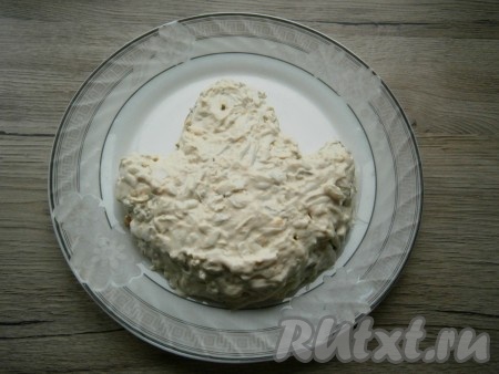 Смазать салат соусом и сверху, и с боков.