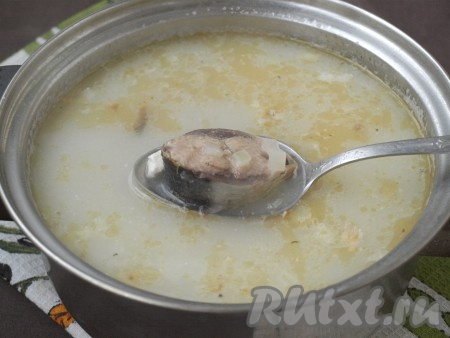 Варить суп, периодически помешивая, пока весь сырок не расплавится, затем добавить лавровый лист и рыбные консервы (если консервы в масле - не добавляйте всё масло из баночки, чтобы суп не получился жирным) и аккуратно перемешать (кусочки рыбы должны остаться целыми).
