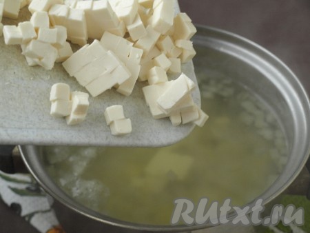 В кипящую воду добавить лук, когда вода снова закипит, выложить картофель, довести до кипения, затем, уменьшив огонь, варить минут 10-15. Когда картошка будет готова, добавить в воду плавленый сырок.
