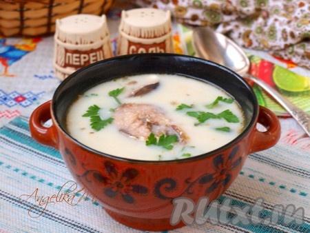 Очень вкусный&nbsp;суп из рыбных консервов с сыром разлить по тарелкам и подать к столу.
