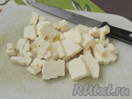Нарезать кубиками плавленый сырок или натереть его на тёрке.
