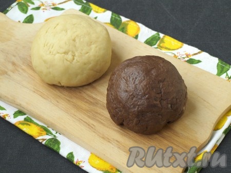 Тесто разделить на 2 части. В одну часть добавить 2 столовые ложки какао и хорошо вымесить тесто. Оно должно получиться мягким. Убрать тесто в холод, чтобы оно отдохнуло 20 минут.
