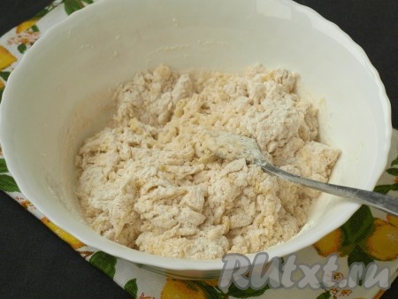 Добавить в тесто муку, просеянную вместе с разрыхлителем.
