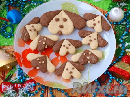 Вкусное печенье "собачки" станет прекрасным украшением новогоднего стола.