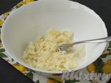 Вилкой хорошо растереть размягченное сливочное масло с сахаром, добавить ванильный сахар.
