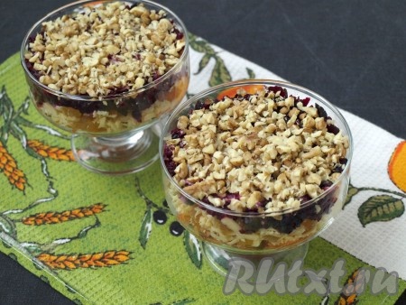 Сверху салат посыпать грецкими орехами, измельчёнными не очень мелко.
