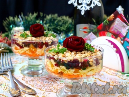 Украсить салат "Поцелуй любовницы" можно зеленью петрушки и свекольными розами - будет невероятно красиво и изысканно. Салату, приготовленному из свеклы, моркови, изюма, чернослива и грецких орехов, дать немного настояться (достаточно 30 минут) и можно подавать его к столу.