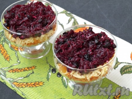 В креманки (я взяла 2 креманки) выложить первым слоем морковь с изюмом, смазать майонезом. Затем разложить сырный слой с курагой, также смазать майонезом. Последним слоем выложить свекольный слой с черносливом.