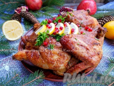 Курицу, запечённую целиком с горчицей и майонезом, достаньте из духовки и подавайте на широкой тарелке. На гарнир отлично подойдёт картофельное пюре, рис или другие крупы. А ещё запечённое мясо птицы идеально сочетается с овощными салатами и зеленью.