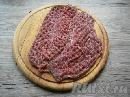 Морковь и чеснок очистить. Мясо разрезать на 3 тонкие части, как для отбивных. Отбить говядину молоточком.