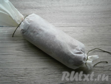 Завернуть рулет в пергамент, края бумаги крепко перевязать.