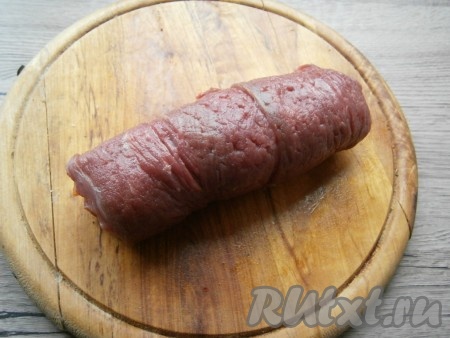 Свернуть в плотный рулет.
