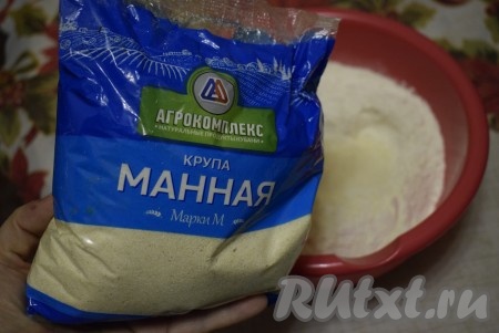 Добавить манную крупу.
