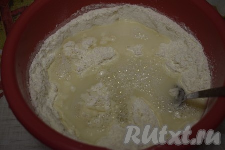 Влить теплую кипяченую воду,
