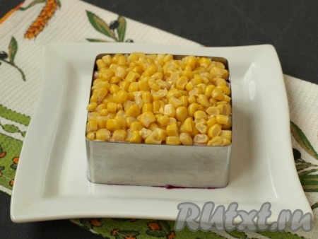 Последним слоем уложить кукурузу.