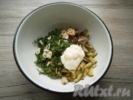 Сюда же добавить майонез, очищенный и нарезанный мелко чеснок.
