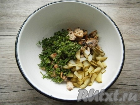 Содержимое сковороды выложить в миску, добавить нарезанный соломкой маринованный огурец и измельченную зелень петрушки.
