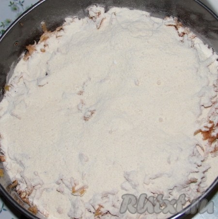 Поверх яблок равномерно распределяем вторую часть сухих ингредиентов.&nbsp;