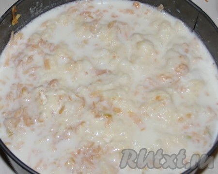 Молоко доводим до кипения. Закипевшее молоко вливаем равномерно поверх сухих ингредиентов. Прокалываем в нескольких местах яблочный пирог вилкой, чтобы молоку пропитало все ингредиенты до самого дна формы.&nbsp;Выпекаем насыпной пирог с яблоками в разогретой до 180 градусов духовке 50 минут (до подрумянивания сверху).