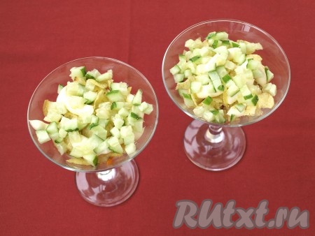 Кубиками нарезать свежий огурчик. На чипсы нанести майонез, затем выложить огурчики.