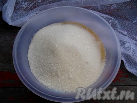 В получившуюся цитрусовую массу добавьте сахар. Сахар необходимо добавлять в несколько этапов: добавив 1 килограмм сахара, хорошо перемешайте, затем всыпьте еще 1 килограмм сахара и снова перемешайте. Для длительного хранения соблюдаю такие пропорции: 1 килограмм лимонов на 2 килограмма сахара.