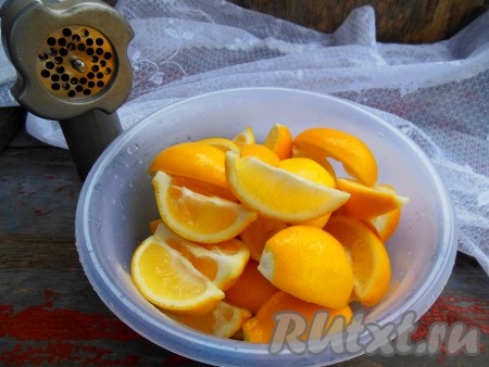 Подготовленные лимоны пропустите через мясорубку.&nbsp;
