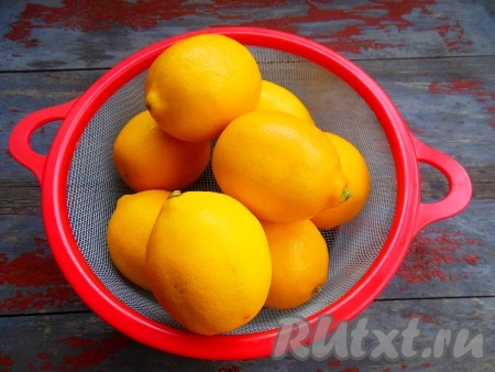 Лимоны выложите в дуршлаг и хорошо ошпарьте кипятком. Тщательно промойте лимоны в теплой воде, смывая восковой налет (для снятия налёта можно использовать соду и металлическую щеточку). Затем лимоны хорошо ополосните водой и оботрите бумажным полотенцем.
