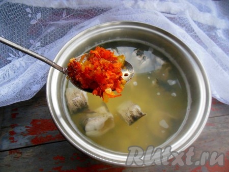 По истечении времени добавьте в суп из щуки обжаренные морковку и лук, лавровые листья и черный молотый перец.

