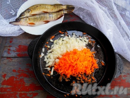 Морковь натрите на терке, мелко нарежьте 1 луковицу, обжарьте овощи на сковороде на растительном масле, время от времени помешивая, до золотистого цвета.