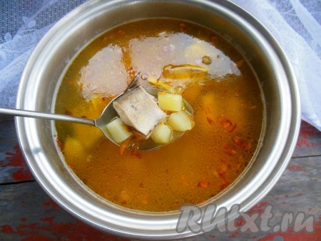 Как только суп закипит, выключите огонь. Дайте супу настояться минут 20 под крышкой.
